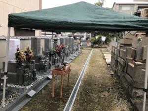 神戸支店　雨の日のお墓で納骨式