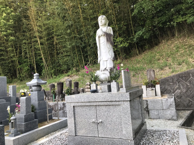 神戸市北区八多町にある寺院墓地、地蔵院霊園は鹿の子台に隣接している住宅街にある人気の墓地で駐車場も完備