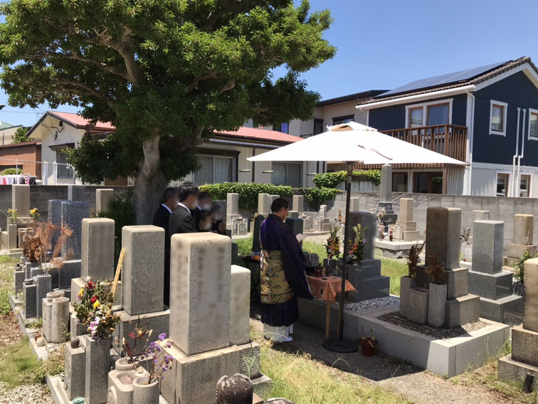 明石の海の近くにある善国寺の墓地は、住宅地に囲まれ、こじんまりした静かな墓地