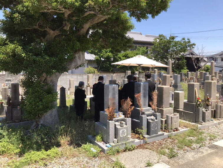 明石の海の近くにある善国寺の墓地は、住宅地に囲まれ、こじんまりした静かな墓地