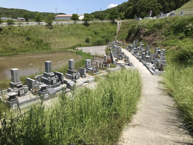 三木市志染町にあります、勝龍寺の墓地は山に囲まれ静かで落ち着いた墓地です。