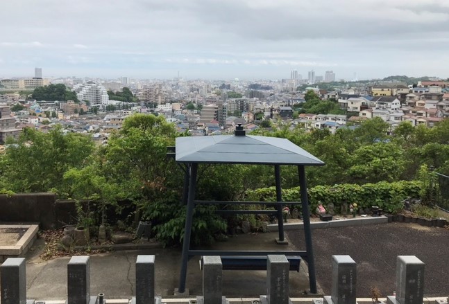 神戸の港も眺められる、長田区の妙昌寺は納骨堂もあります。