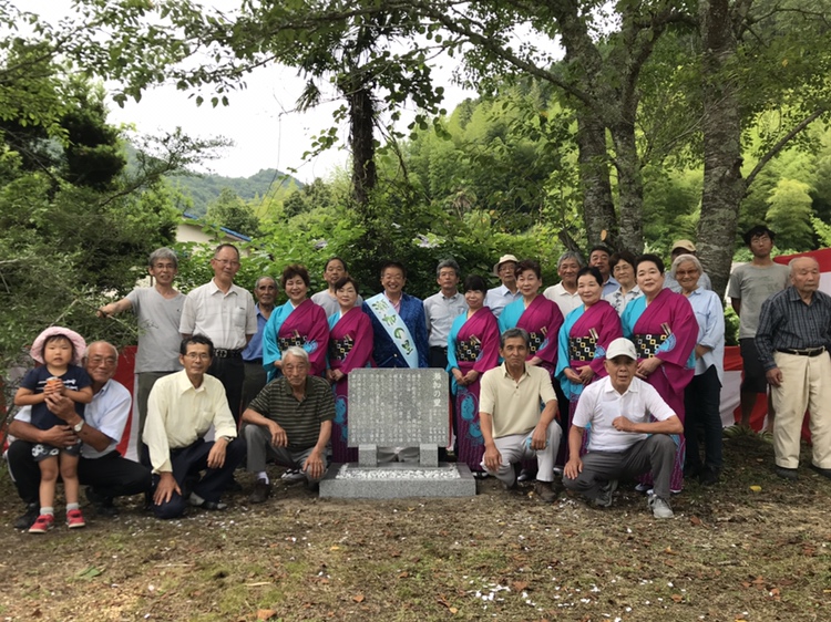 神崎郡　岩本安司さん記念碑除幕式