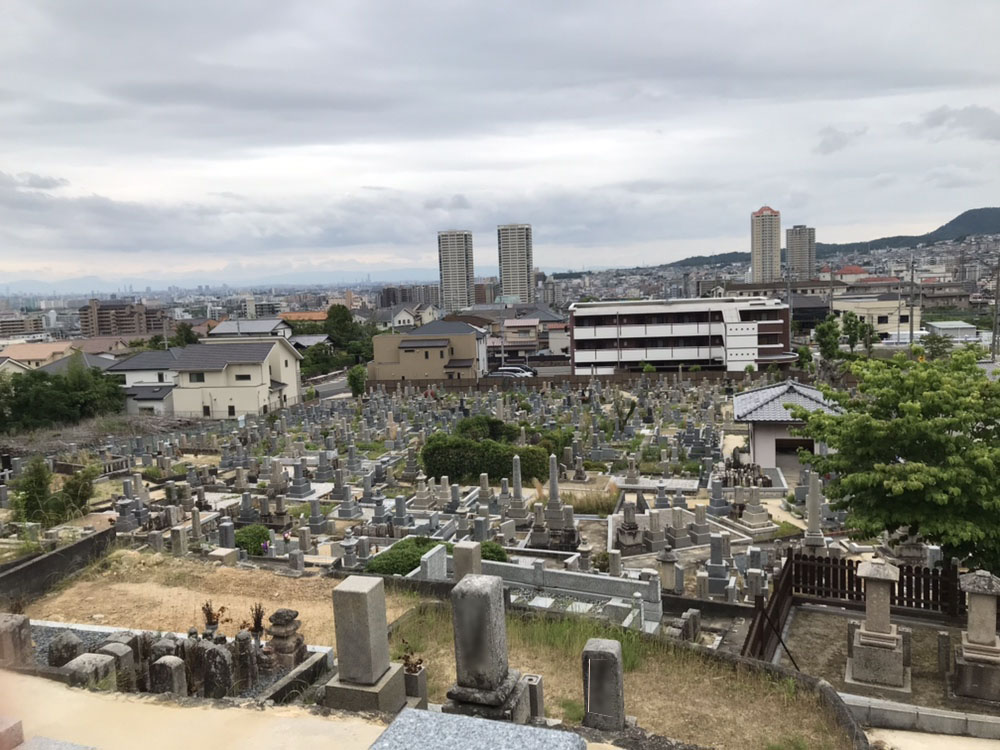 宝塚市川面墓地はこだま病院の南隣にあります。