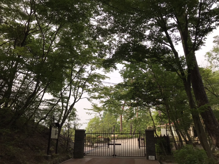 神戸市中央区の山手にあります神戸市営追谷墓園から、再山の方へ向かい約20分諏訪山公園を過ぎてしばらく行った所にある外国人墓地