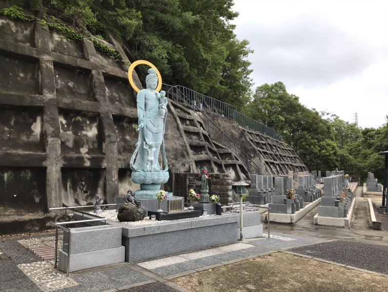 神戸の港も眺められる、長田区の妙昌寺は納骨堂もあります。