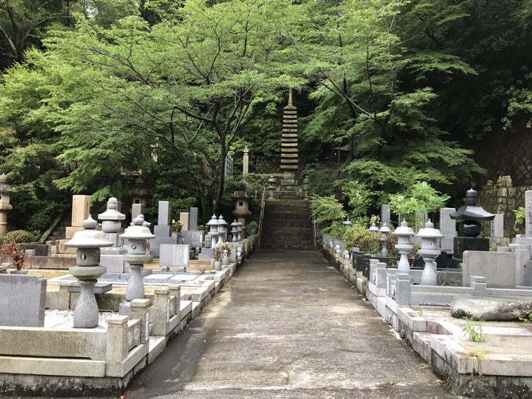 新神戸駅近く、山の麓の静かで落ち着きのある墓地　徳光寺さん