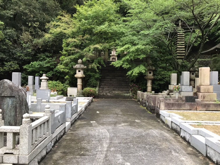 新神戸駅近く、山の麓の静かで落ち着きのある墓地　徳光寺さん
