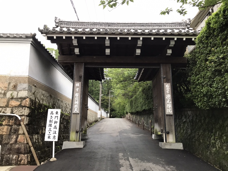 新神戸駅近く、山の麓の静かで落ち着きのある墓地　徳光寺さん