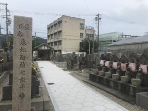 艮下島共同墓地（東大阪）の入り口