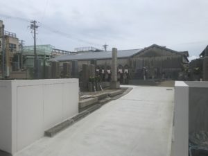 艮下島共同墓地（東大阪）の通路