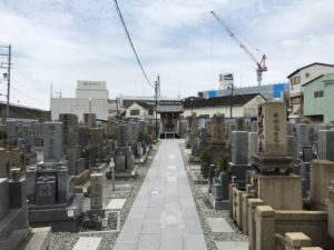 稗島霊園（大阪市西淀川区）の通路