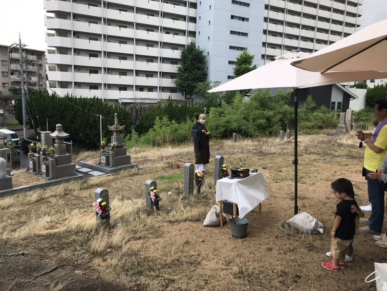 神戸西区の墓地にて、埋め墓の お性根抜き。