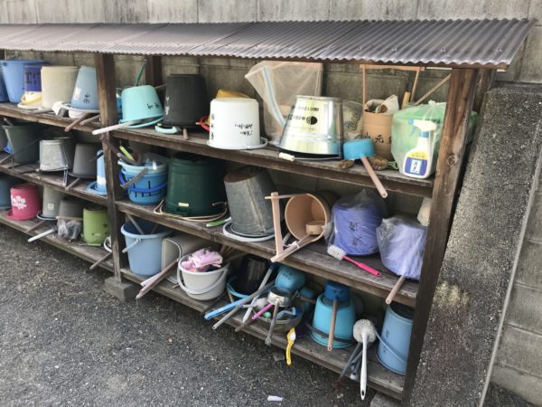 一津屋西墓地バケツ置き場