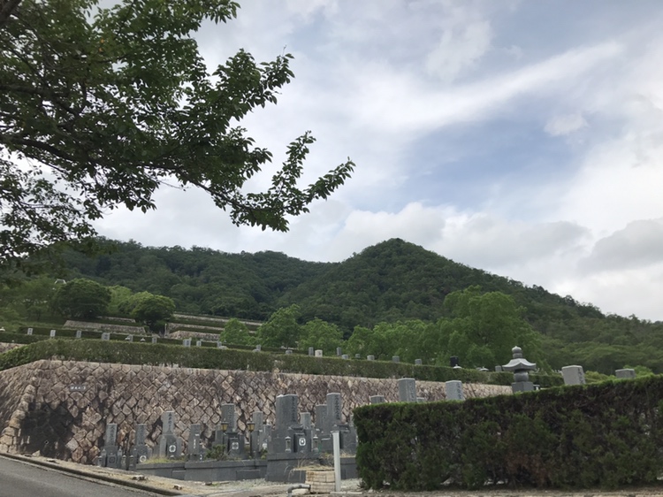 まるで庭園。兵庫県川辺郡にある猪名川霊園。