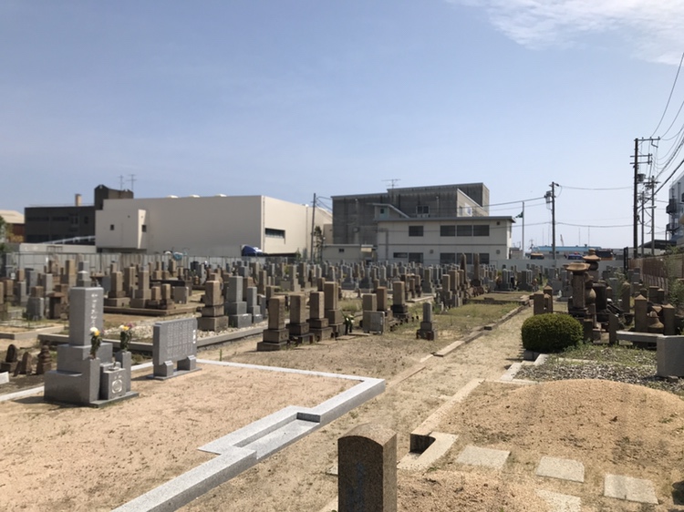 神戸市兵庫区にある高松墓地のお墓の風景