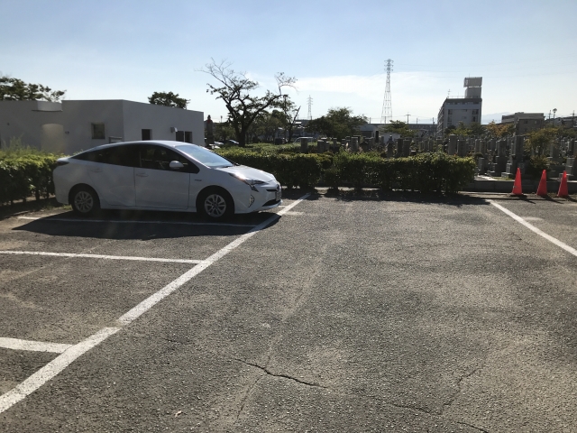 尼崎市弥生ケ丘墓園の駐車場1