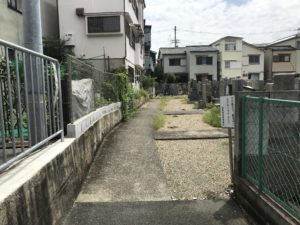 尊重寺共同墓地（高槻市）の入り口