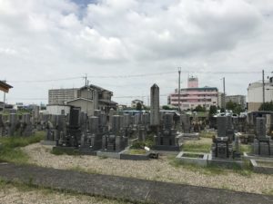 尊重寺共同墓地（高槻市）の風景