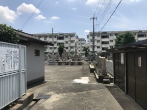 戸伏墓地（茨木市）の入り口