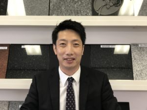 石のお店　神戸支店の支店長　お墓ディレクター検定1級の吉谷です。