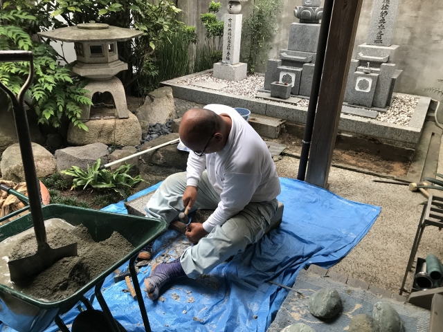 厚福寺　石のはつり作業風景