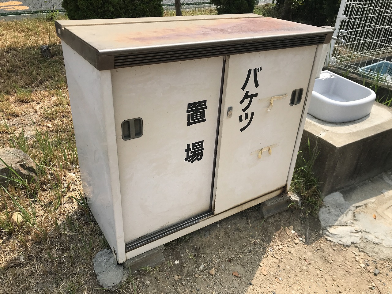 神戸市立舞子墓園の墓地のバケツ置き場