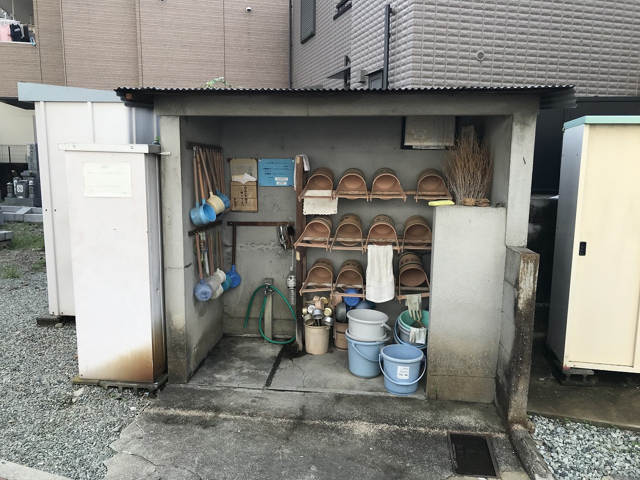 小花霊園（川西市）の用具置き場