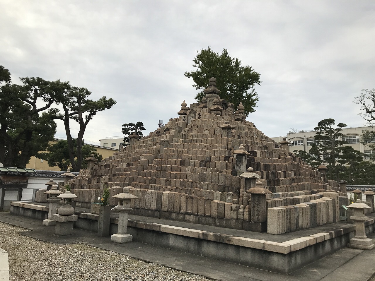 真光寺（神戸市兵庫区）の無縁如来塔