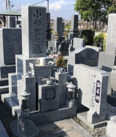 信太山墓地で文字の彫刻をさせていただきました(小柳様)
