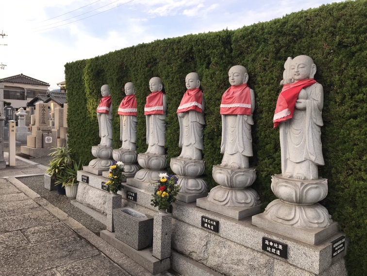 観音寺墓地（明石市）の六地蔵さん