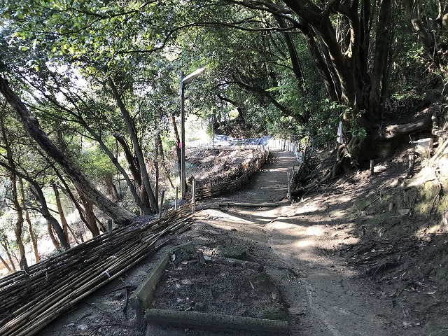 烏原霊園（神戸市兵庫区）の小道