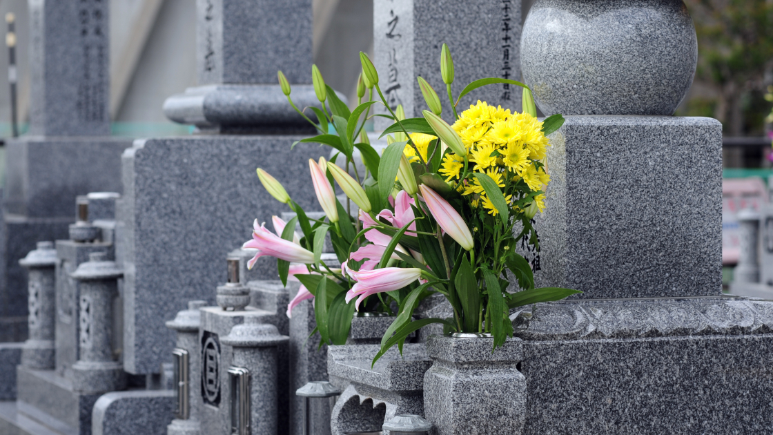 交野市内の墓地　ご納骨式の準備の写真