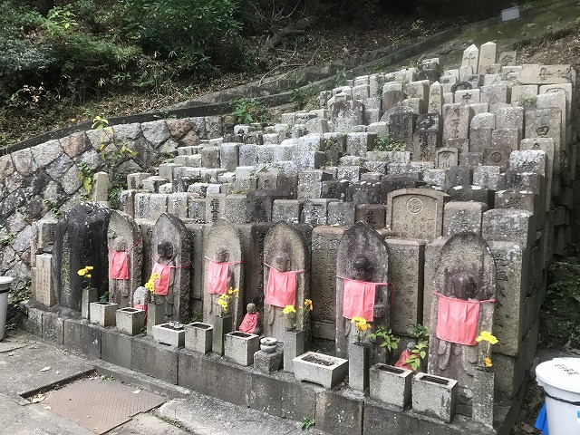 神戸市営追谷墓園（神戸市中央区）の六地蔵さん