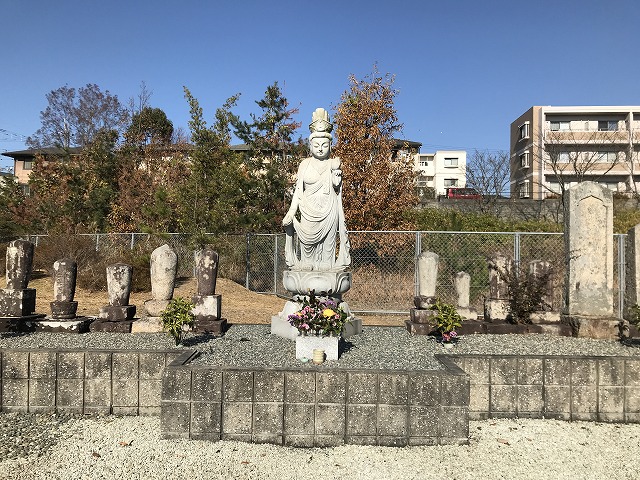 長命寺墓地（神戸市北区）の観音像