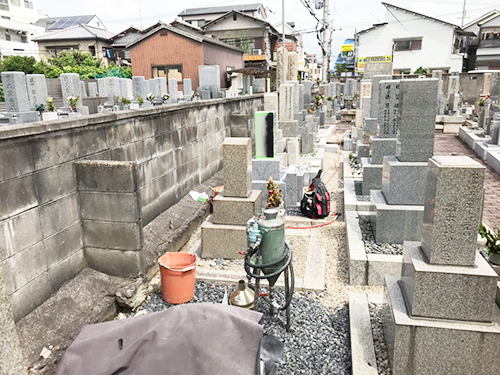 墓地で墓石の彫刻