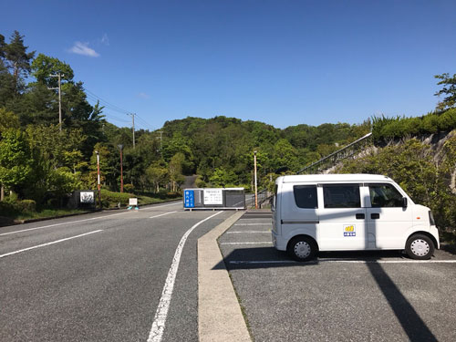 西宮市白水峡公園墓地で墓石の彫刻