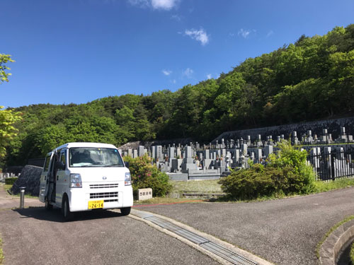 西宮市白水峡公園墓地で墓石の彫刻