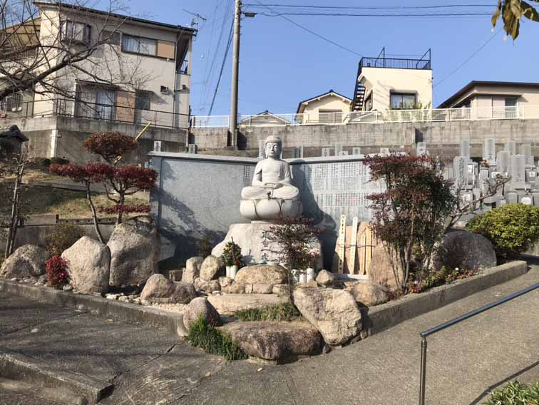 遍照寺（明石市）の墓地の