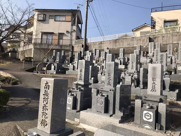 遍照寺（明石市）の墓地の様子