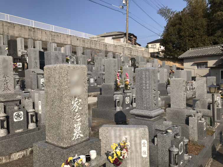 遍照寺（明石市）の墓地の様子