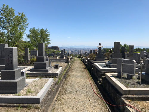 神戸市北区の鵯越墓園で墓石の彫刻