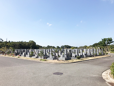 墓地で墓石の彫刻