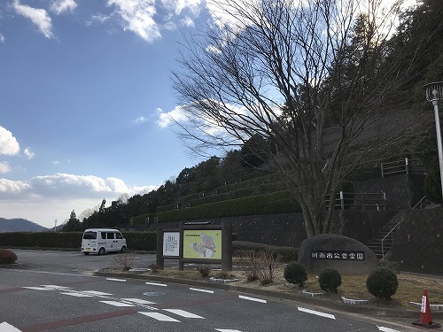 川西公営霊園で墓石の彫刻"