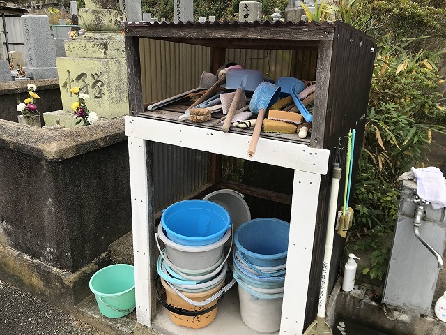 箕谷墓地（三木市）の用具置き場