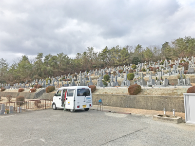長尾山霊園で墓石の彫刻
