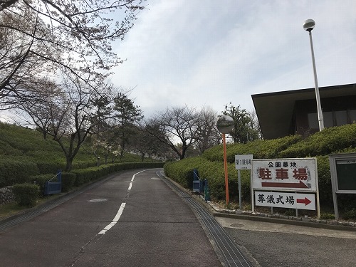 寝屋川市にある寝屋川市公園墓地で墓石の彫刻