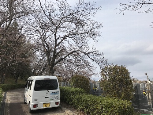 寝屋川市にある寝屋川市公園墓地で墓石の彫刻