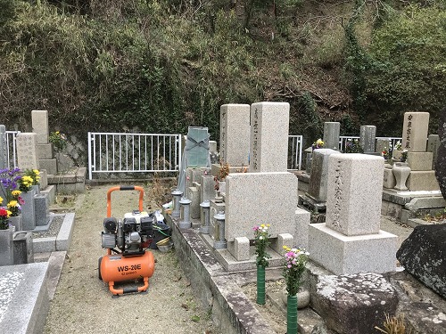 神戸市追谷墓園で墓石の彫刻