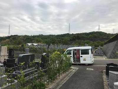 飯盛霊園で墓石の彫刻